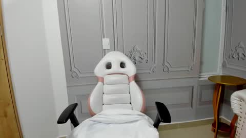 Snapshot of babyabril18 chatting on 03/05/25, 10:11 Karla online show from 03/05/25, 10:11