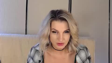 Snapshot of babydollysx chatting on 11/07/25, 05:02 Kate online show from 11/07/25, 05:02