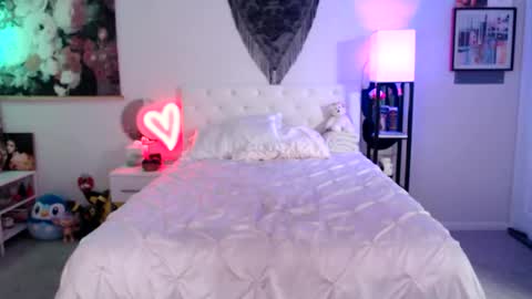 Snapshot of babyempathy chatting on 11/18/25, 06:18 akira online show from 11/18/25, 06:18