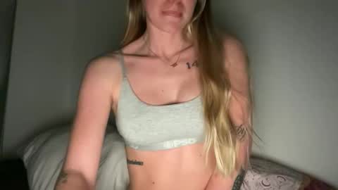 Snapshot of babygirlinlace chatting on 02/10/26, 08:18 Miley King online show from 02/10/26, 08:18