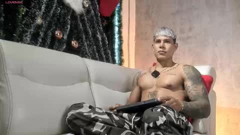 Snapshot of bad_boytoh chatting on 01/12/26, 12:43 bad_boytoh online show from 01/12/26, 12:43