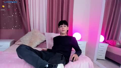 Snapshot of badboy_one chatting on 10/21/25, 09:37 jhojan online show from 10/21/25, 09:37