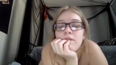 Snapshot of baeblondie chatting on 02/25/25, 03:05 baeblondie online show from 02/25/25, 03:05