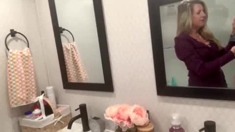 Snapshot of baingram1 chatting on 01/01/25, 01:04 Happy Girl online show from 01/01/25, 01:04