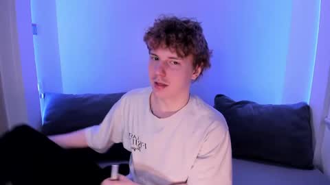 Snapshot of bambiglow chatting on 04/06/26, 11:33 MICKEY online show from 04/06/26, 11:33