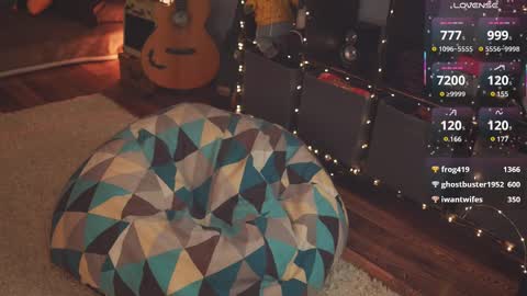 Snapshot of bananya_kitty chatting on 03/11/25, 09:04 Ellen and online show from 03/11/25, 09:04