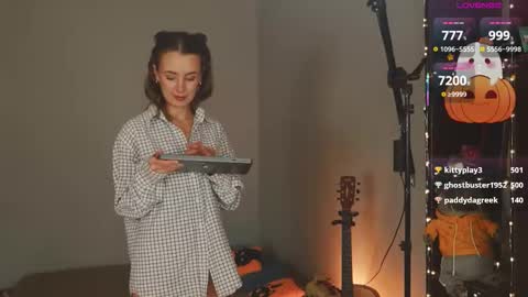 Snapshot of bananya_kitty chatting on 10/13/25, 10:37 Ellen and online show from 10/13/25, 10:37