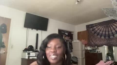 Snapshot of bankofchell chatting on 04/10/26, 05:28 Chelly online show from 04/10/26, 05:28
