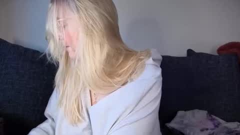 Snapshot of barbiegirl966 chatting on 11/02/25, 10:06 barbiegirl966 online show from 11/02/25, 10:06