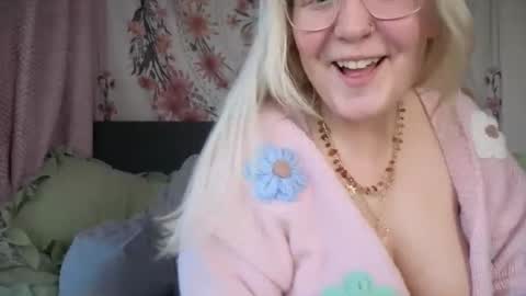 Snapshot of barbiegirl966 chatting on 11/11/25, 09:42 barbiegirl966 online show from 11/11/25, 09:42