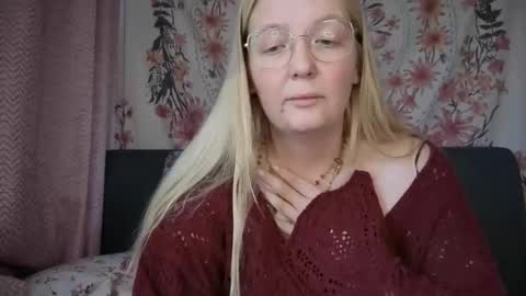 Snapshot of barbiegirl966 chatting on 11/25/25, 11:21 barbiegirl966 online show from 11/25/25, 11:21