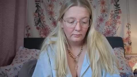 Snapshot of barbiegirl966 chatting on 11/28/25, 10:51 barbiegirl966 online show from 11/28/25, 10:51