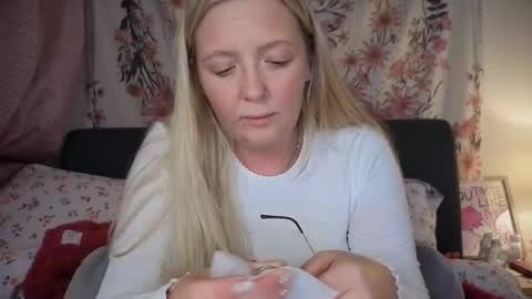 Snapshot of barbiegirl966 chatting on 01/14/26, 09:09 barbiegirl966 online show from 01/14/26, 09:09