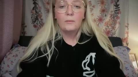 Snapshot of barbiegirl966 chatting on 01/17/26, 09:18 barbiegirl966 online show from 01/17/26, 09:18