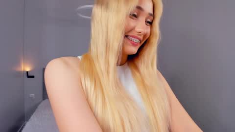 Mia online show from 05/10/26, 03:39