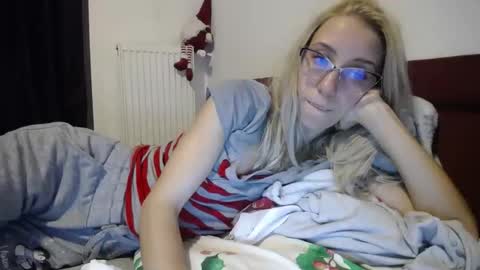 Snapshot of barelylegalblondy chatting on 01/06/25, 07:35 Lena online show from 01/06/25, 07:35