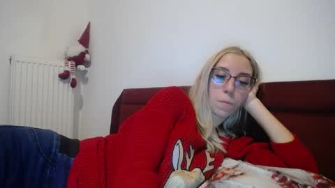 Snapshot of barelylegalblondy chatting on 01/10/25, 02:34 Lena online show from 01/10/25, 02:34