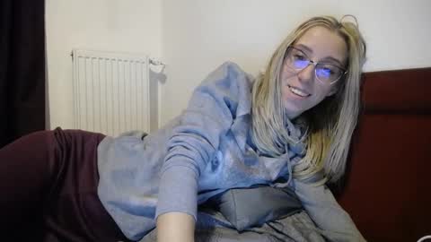 Snapshot of barelylegalblondy chatting on 01/21/25, 08:00 Lena online show from 01/21/25, 08:00