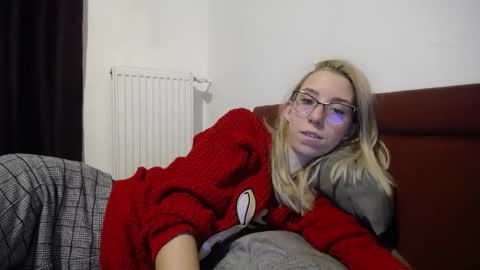 Snapshot of barelylegalblondy chatting on 01/23/25, 08:02 Lena online show from 01/23/25, 08:02