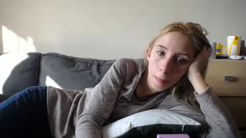 Snapshot of barelylegalblondy chatting on 03/06/25, 08:19 Lena online show from 03/06/25, 08:19