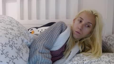 Snapshot of barelylegalblondy chatting on 09/09/25, 09:31 Lena online show from 09/09/25, 09:31