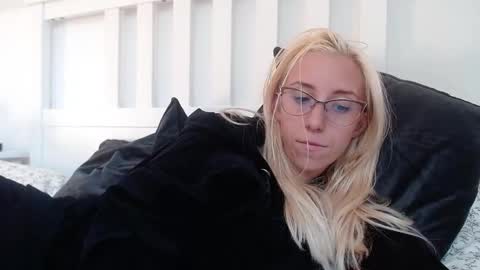 Snapshot of barelylegalblondy chatting on 09/10/25, 04:07 Lena online show from 09/10/25, 04:07
