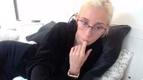 Snapshot of barelylegalblondy chatting on 09/11/25, 03:45 Lena online show from 09/11/25, 03:45