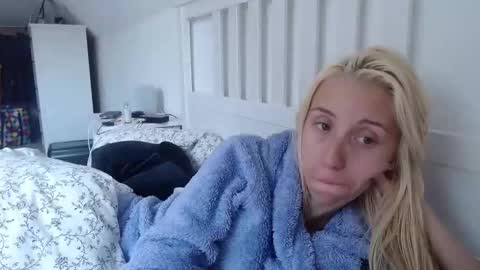 Snapshot of barelylegalblondy chatting on 09/13/25, 08:58 Lena online show from 09/13/25, 08:58