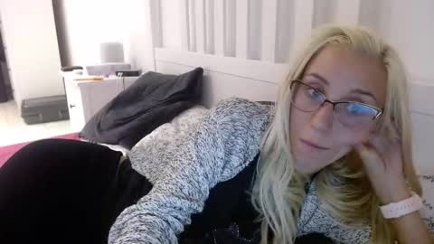 Snapshot of barelylegalblondy chatting on 09/14/25, 05:34 Lena online show from 09/14/25, 05:34