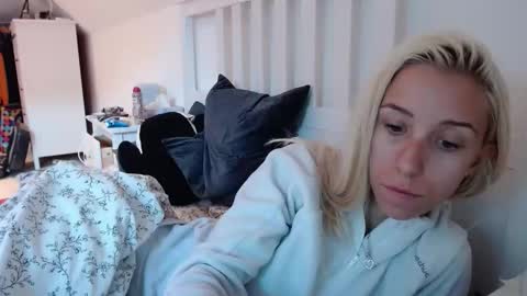 Snapshot of barelylegalblondy chatting on 09/23/25, 09:34 Lena online show from 09/23/25, 09:34