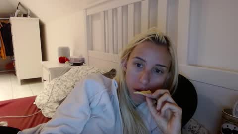 Snapshot of barelylegalblondy chatting on 10/04/25, 08:34 Lena online show from 10/04/25, 08:34