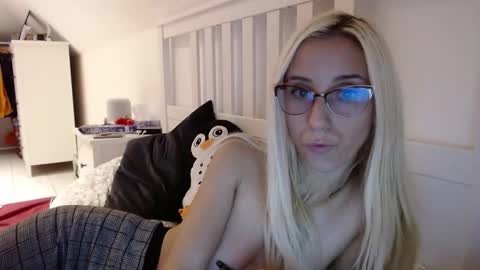 Snapshot of barelylegalblondy chatting on 10/08/25, 06:27 Lena online show from 10/08/25, 06:27