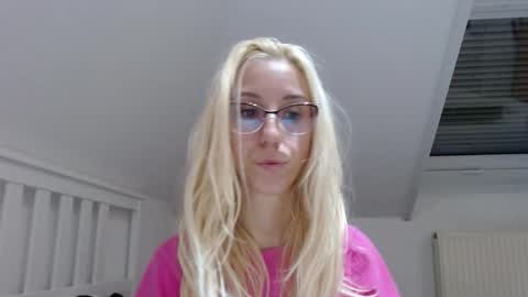 Snapshot of barelylegalblondy chatting on 10/21/25, 06:30 Lena online show from 10/21/25, 06:30
