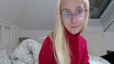 Snapshot of barelylegalblondy chatting on 10/24/25, 04:36 Lena online show from 10/24/25, 04:36