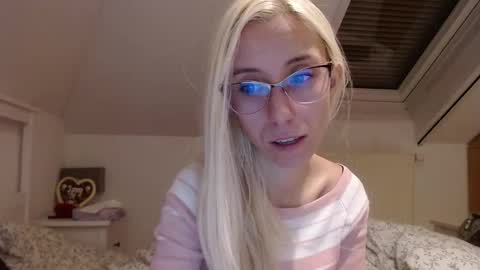 Snapshot of barelylegalblondy chatting on 10/26/25, 05:52 Lena online show from 10/26/25, 05:52