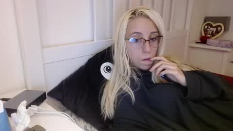Snapshot of barelylegalblondy chatting on 10/27/25, 11:03 Lena online show from 10/27/25, 11:03