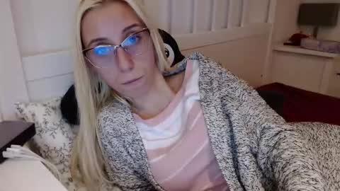 Snapshot of barelylegalblondy chatting on 10/29/25, 06:20 Lena online show from 10/29/25, 06:20