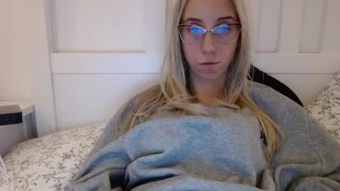 Snapshot of barelylegalblondy chatting on 11/13/25, 12:37 Lena online show from 11/13/25, 12:37