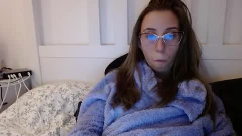 Snapshot of barelylegalblondy chatting on 11/26/25, 02:29 Lena online show from 11/26/25, 02:29