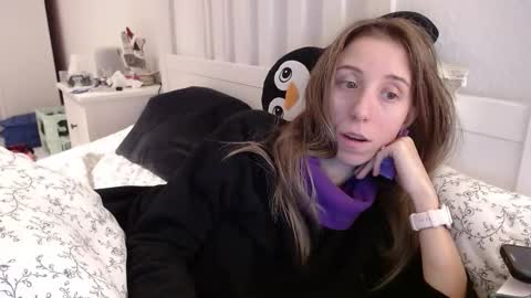 Snapshot of barelylegalblondy chatting on 12/16/25, 07:08 Lena online show from 12/16/25, 07:08
