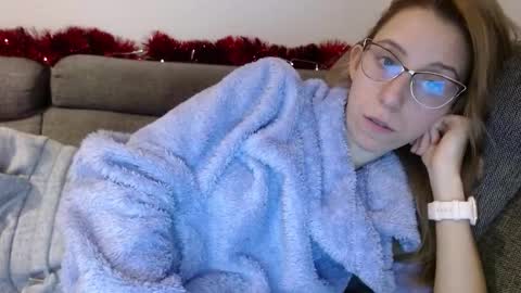 Snapshot of barelylegalblondy chatting on 01/05/26, 05:49 Lena online show from 01/05/26, 05:49