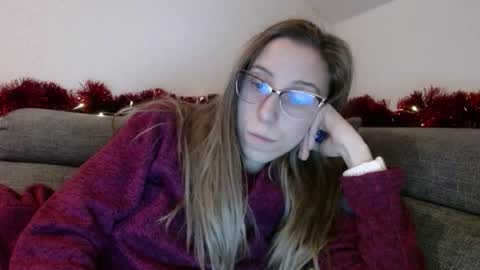 Snapshot of barelylegalblondy chatting on 01/10/26, 05:37 Lena online show from 01/10/26, 05:37