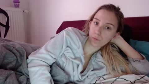 Snapshot of barelylegalblondy chatting on 03/11/26, 07:47 Lena online show from 03/11/26, 07:47