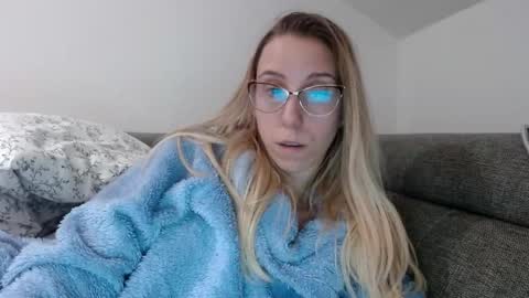 Snapshot of barelylegalblondy chatting on 03/23/26, 06:23 Lena online show from 03/23/26, 06:23