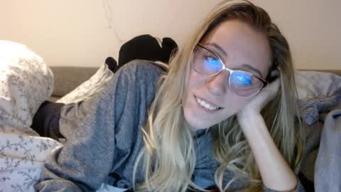 Snapshot of barelylegalblondy chatting on 03/25/26, 06:47 Lena online show from 03/25/26, 06:47
