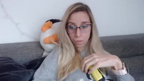 Snapshot of barelylegalblondy chatting on 03/28/26, 02:49 Lena online show from 03/28/26, 02:49