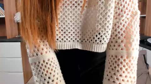 Snapshot of barrieyounkers chatting on 12/15/25, 01:21 Elise online show from 12/15/25, 01:21