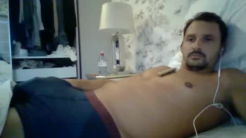 Snapshot of bearboudior chatting on 10/23/25, 03:33 bearboudior online show from 10/23/25, 03:33