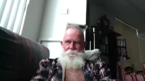 Snapshot of beardbushy chatting on 10/27/25, 04:11 beardbushy online show from 10/27/25, 04:11