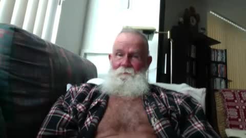 Snapshot of beardbushy chatting on 06/18/26, 04:00 beardbushy online show from 06/18/26, 04:00